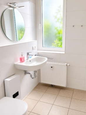 Attraktive voll ausgestattete 1-Zimmerwohnung – ideal als Monteurswohnung, Büro oder Wohnen auf Zeit - DieMaacklerOHG (24908)