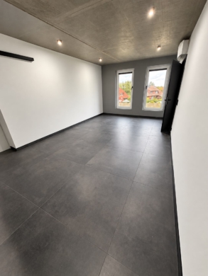 Moderne Bürofläche mit drei Büroräumen, Archiv und integrierter Küche - DieMaacklerOHG (27772)