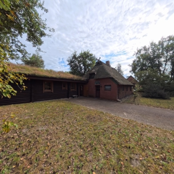 Haus im Grünen: Blockhaus mit großem Garten und sanierungsbedürftigem Altbestand - DieMaacklerOHG (16589)