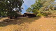 DieMaacklerOHG - Haus im Grünen: Blockhaus mit großem Garten und sanierungsbedürftigem Altbestand