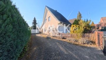 Einfamilienhaus mit zusätzlichem Bauplatz auf Erbpachtgrundstück in zentraler Lage von Adendorf - DieMaacklerOHG (24819)