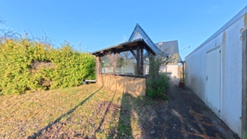 Einfamilienhaus mit zusätzlichem Bauplatz auf Erbpachtgrundstück in zentraler Lage von Adendorf - DieMaacklerOHG (24820)
