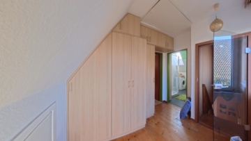Einfamilienhaus mit zusätzlichem Bauplatz auf Erbpachtgrundstück in zentraler Lage von Adendorf - DieMaacklerOHG (24833)