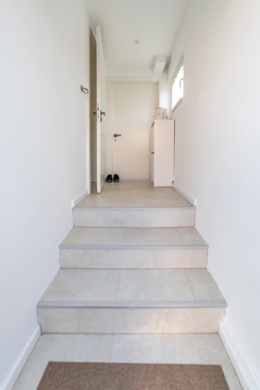 Großes Grundstück, viel Haus, keine Baustellen – sofort einziehen - Flur zum Nebeneingang/Wintergrten (20064)