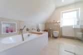 Badezimmer - Großes Grundstück, viel Haus, keine Baustellen – sofort einziehen