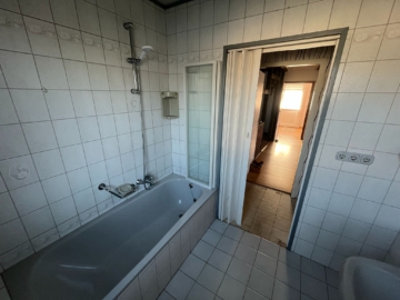 Geräumiger Bungalow mit viel Platz und Potenzial - DieMaacklerOHG (26768)