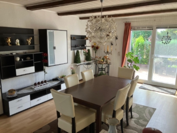 Geräumiger Bungalow mit viel Platz und Potenzial - DieMaacklerOHG (26760)