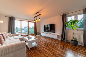 Großzügige 5-Zimmer-Wohnung im Zweifamilienhaus – Wohnen mit Komfort und Nachhaltigkeit - DieMaacklerOHG (17162)