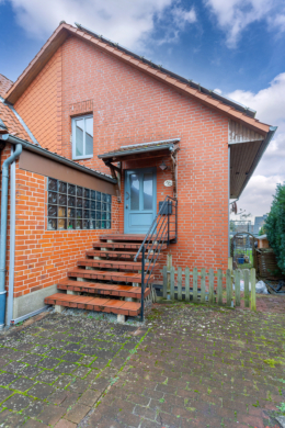 Großzügige 5-Zimmer-Wohnung im Zweifamilienhaus – Wohnen mit Komfort und Nachhaltigkeit - DieMaacklerOHG (17156)