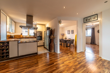 Großzügige 5-Zimmer-Wohnung im Zweifamilienhaus – Wohnen mit Komfort und Nachhaltigkeit - DieMaacklerOHG (17160)