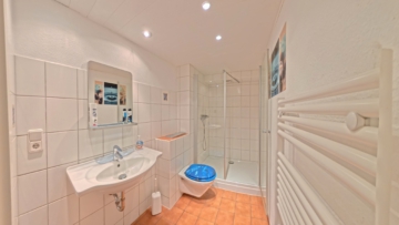 Mehr als ein Haus: Ein wohngesundes Zuhause voller Wärme und Natürlichkeit - Keller Bad (23472)