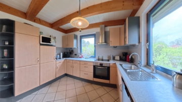 Mehr als ein Haus: Ein wohngesundes Zuhause voller Wärme und Natürlichkeit - Küche 1 (23453)