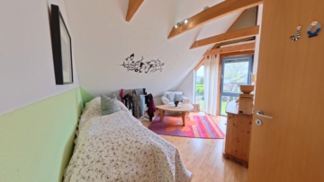 Mehr als ein Haus: Ein wohngesundes Zuhause voller Wärme und Natürlichkeit - Zimmer 2 OG 1 (23465)
