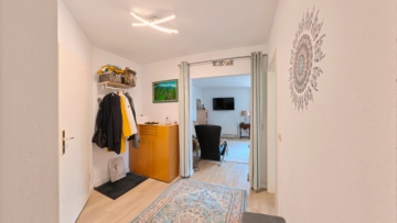 Großzügige 2-Zimmerwohnung mit Balkon und verwunschenem Blick ins Grüne - DieMaacklerOHG (27294)