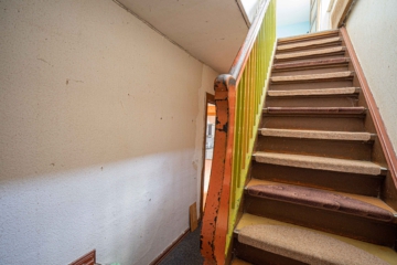 OFFENES BIETERVERFAHREN: Ideal für Handwerker - Sanierungsbedürftige Doppelhaushälfte - Treppenaufgang OG (12014)