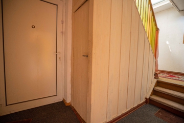 OFFENES BIETERVERFAHREN: Ideal für Handwerker - Sanierungsbedürftige Doppelhaushälfte - Hauseingangsbereich (12012)