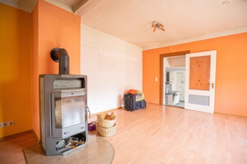 OFFENES BIETERVERFAHREN: Ideal für Handwerker - Sanierungsbedürftige Doppelhaushälfte - Wohn- und Esszimmer (12010)