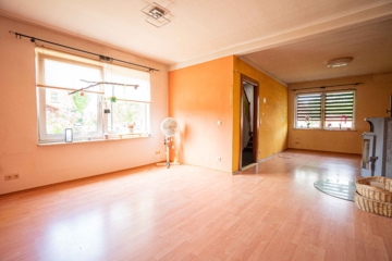 OFFENES BIETERVERFAHREN: Ideal für Handwerker - Sanierungsbedürftige Doppelhaushälfte - Wohn- und Esszimmer (12007)