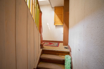 OFFENES BIETERVERFAHREN: Ideal für Handwerker - Sanierungsbedürftige Doppelhaushälfte - Treppenaufgang OG (12013)