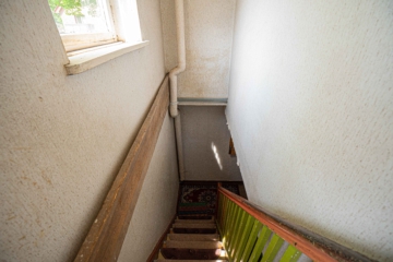 OFFENES BIETERVERFAHREN: Ideal für Handwerker - Sanierungsbedürftige Doppelhaushälfte - Treppenaufgang OG (12031)