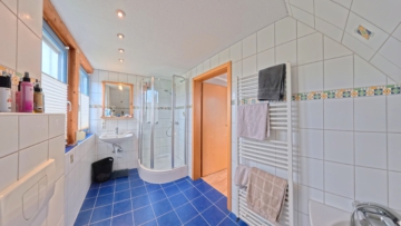 Charmantes Einfamilienhaus in Bienenbüttel – Holzhaus mit Keller, Garten & 750 m² Grundstück - Hauptbad OG 2 (21136)