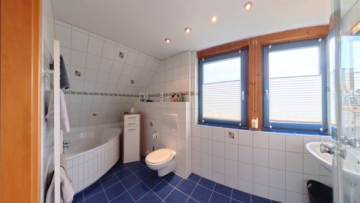 Charmantes Einfamilienhaus in Bienenbüttel – Holzhaus mit Keller, Garten & 750 m² Grundstück - Hauptbad OG 1 (21135)