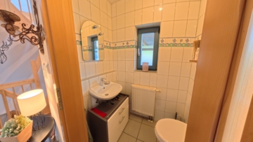 Charmantes Einfamilienhaus in Bienenbüttel – Holzhaus mit Keller, Garten & 750 m² Grundstück - Gäste WC (21121)