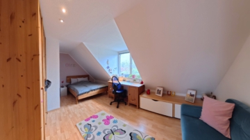 Charmantes Einfamilienhaus in Bienenbüttel – Holzhaus mit Keller, Garten & 750 m² Grundstück - Zimmer 1 OG 1 (21133)