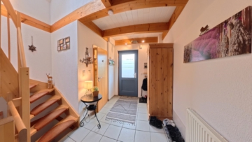 Charmantes Einfamilienhaus in Bienenbüttel – Holzhaus mit Keller, Garten & 750 m² Grundstück - Flur EG 2 (21119)