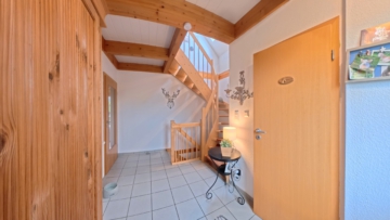 Charmantes Einfamilienhaus in Bienenbüttel – Holzhaus mit Keller, Garten & 750 m² Grundstück - Flur EG 1 (21130)