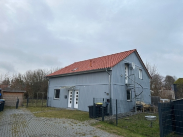 Ideal für Eigenutzer und Kapitalanleger: Zweifamilienhaus mit vermieteter Einheit in Altenmedingen - DieMaacklerOHG (17451)