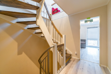 Auf die Lage kommt es an. Von hier aus können Sie Lüneburg noch besser genießen - Treppe ind DG (14454)