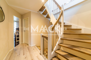 Auf die Lage kommt es an. Von hier aus können Sie Lüneburg noch besser genießen - Treppenflur OG (14433)