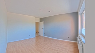Bezugsfreie 3-Zimmer-Eigentumswohnung mit Tiefgaragenstellplatz in begehrter Lage von Adendorf - DieMaacklerOHG (26241)
