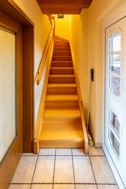 Charmantes Zweifamilienhaus mit vielfältigen Nutzungsmöglichkeiten - Treppenaufgang (16976)