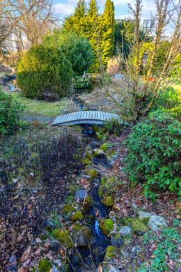 Charmantes Zweifamilienhaus mit vielfältigen Nutzungsmöglichkeiten - Bachlauf (16973)