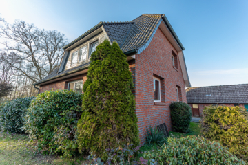 Charmantes Zweifamilienhaus mit vielfältigen Nutzungsmöglichkeiten - Hausansicht (16971)