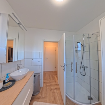 Bungalow mit 2 Einheiten und 90 m² Wohnfläche- vollvermietetes Anlageobjekt - DieMaacklerOHG (16800)