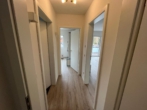 Flur_Schlaftrakt - Modern wohnen, minimal zahlen: Energieeffiziente 3-Zimmer-Wohnung mit äußerst niedrigen Nebenkosten