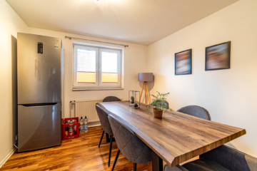 Großzügige 5-Zimmer-Wohnung im Zweifamilienhaus – Wohnen mit Komfort und Nachhaltigkeit - DieMaacklerOHG (11837)
