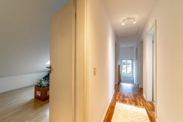 Großzügige 5-Zimmer-Wohnung im Zweifamilienhaus – Wohnen mit Komfort und Nachhaltigkeit - DieMaacklerOHG (11842)