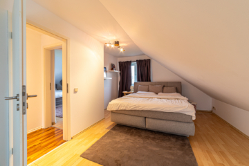 Großzügige 5-Zimmer-Wohnung im Zweifamilienhaus – Wohnen mit Komfort und Nachhaltigkeit - DieMaacklerOHG (11841)