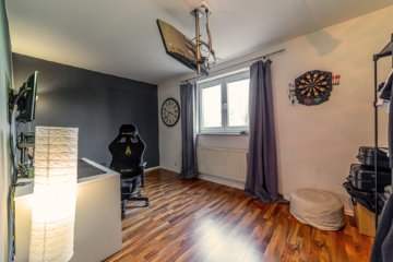 Großzügige 5-Zimmer-Wohnung im Zweifamilienhaus – Wohnen mit Komfort und Nachhaltigkeit - DieMaacklerOHG (11834)