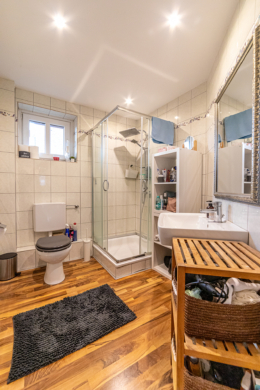 Großzügige 5-Zimmer-Wohnung im Zweifamilienhaus – Wohnen mit Komfort und Nachhaltigkeit - DieMaacklerOHG (11831)