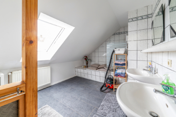 Großzügige 5-Zimmer-Wohnung im Zweifamilienhaus – Wohnen mit Komfort und Nachhaltigkeit - DieMaacklerOHG (11839)