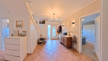 Viel Platz für die Familie: Haus mit Garten und durchdachtem Grundriss - DieMaacklerOHG (26388)